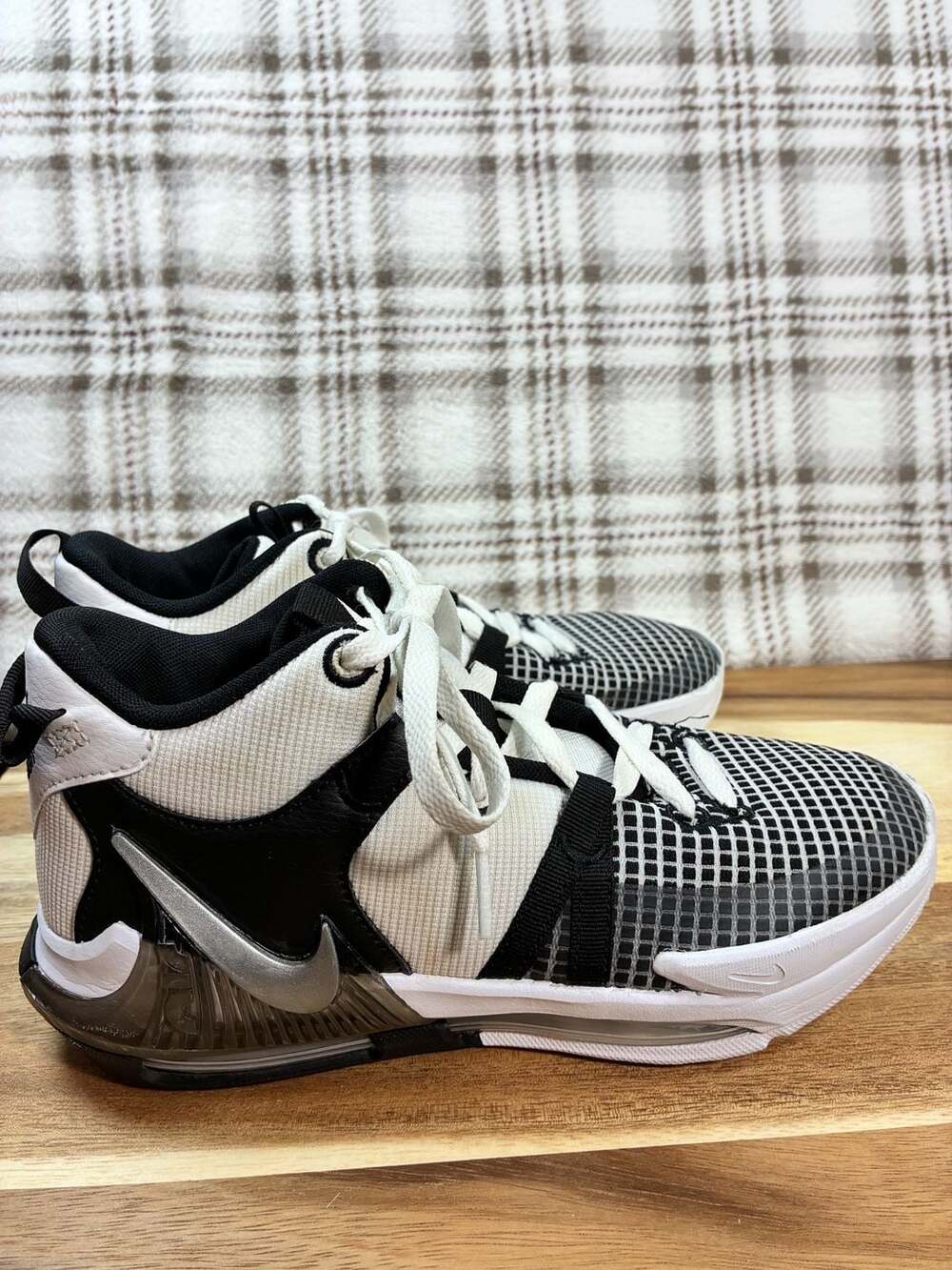 Nike LeBron Witness 7 Basketball Shoes White Black, Size 6Y